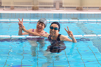 プールで泳いで健康寿命更新中！（写真）
