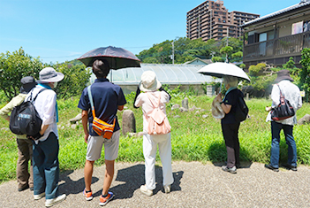 新しい入居者様と明日見らいふの近隣散策（写真）