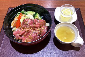 特別予約食特集③「ローストビーフ丼」（写真）