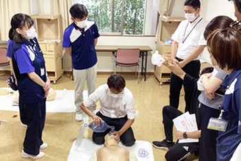 職員研修「緊急時対応研修」（写真）