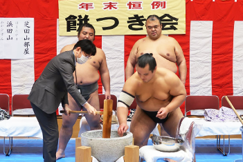 餅つき会＆お餅の振る舞い（写真）