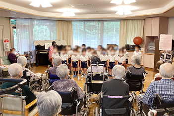 南多摩幼稚園との交流会（写真）