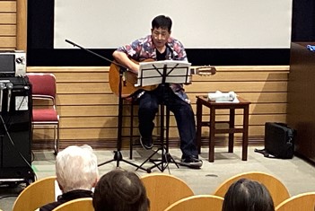ギター演奏による唱歌レク（写真）