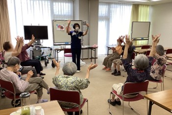支援レク「ズンドコ節」（写真）