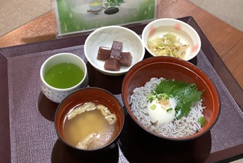 新茶を楽しむ昼食（写真）