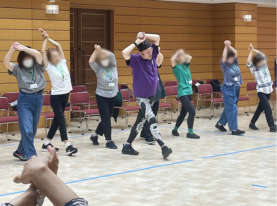 開設30周年感謝祭「デューク更家のぴんしゃんウォーキング」(写真)