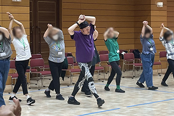 開設30周年感謝祭②「デューク更家のぴんしゃんウォーキング」（写真）