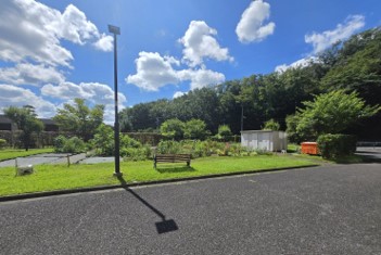 夏の空（中庭～尾根緑道の風景）（写真）