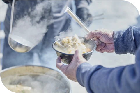 具材たっぷりの出来立てを提供 寒空の下で食べる豚汁は格別