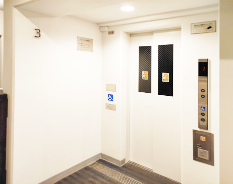 （左）コーシャハイム新中野テラス タッチレスエレベーター
