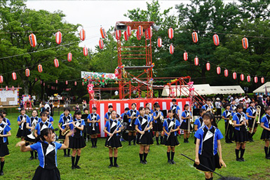 近隣学校の吹奏楽部によるマーチング行進