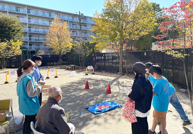 紙飛行機選手権の様子