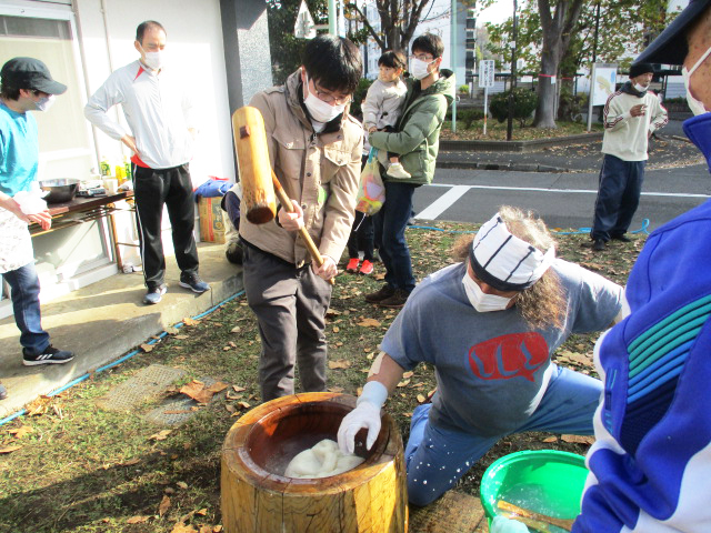 餅つきの様子　その4