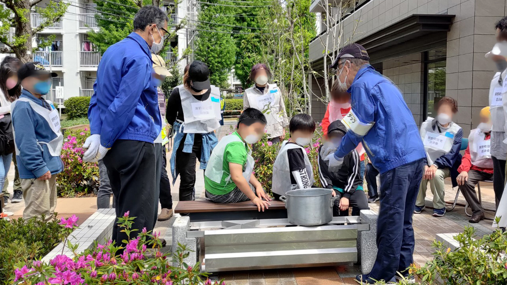 「かまどベンチ」設置の様子