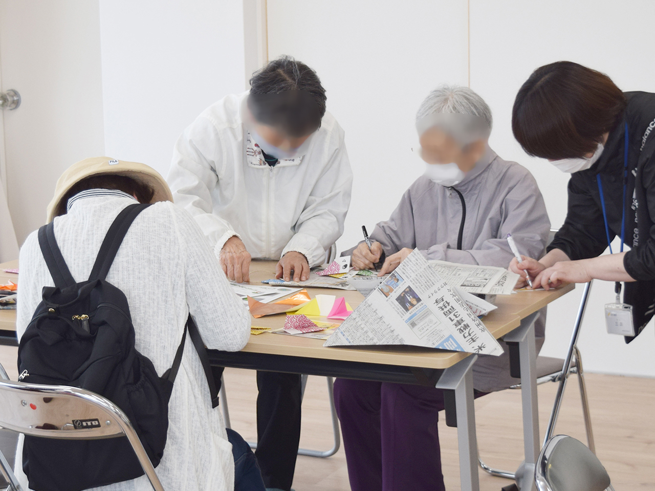 新聞紙を使用した「兜」作りの写真