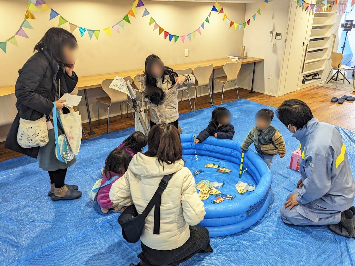 おせんべいの袋や空き缶のごみ等を釣るゲームの画像