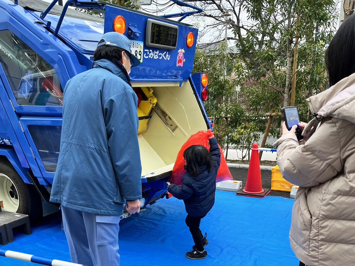 清掃車の内部を外から見ることができる「ごみぱっくん号」の画像