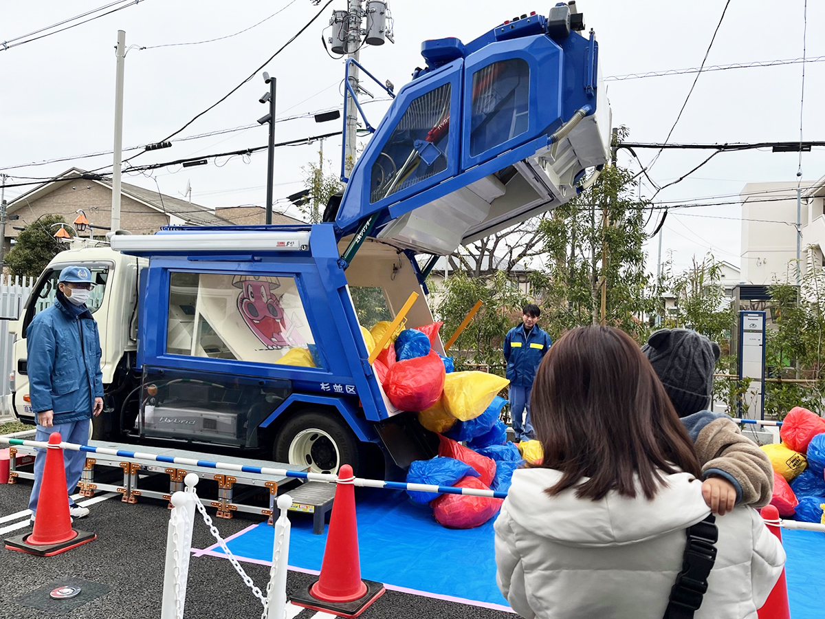 清掃車に積み込んだごみを清掃工場でどのように降ろしているのか実演の画像