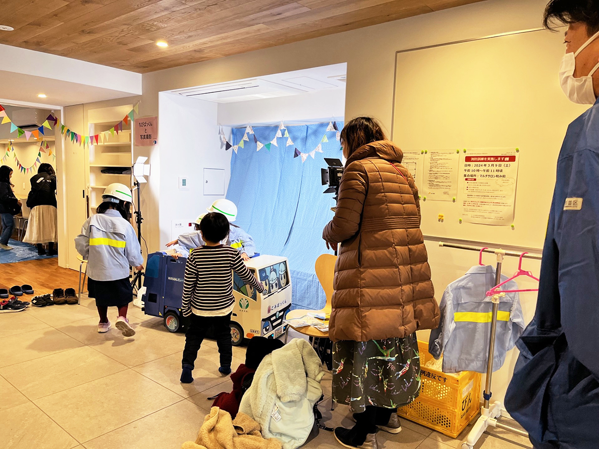 清掃員の方の手作りミニ清掃車「ちびぱっくん」との撮影会の画像