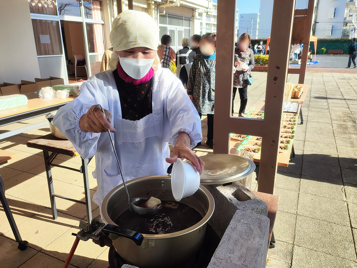 焼きたての餅が入ったおしるこなどの軽食が振る舞われましたの画像