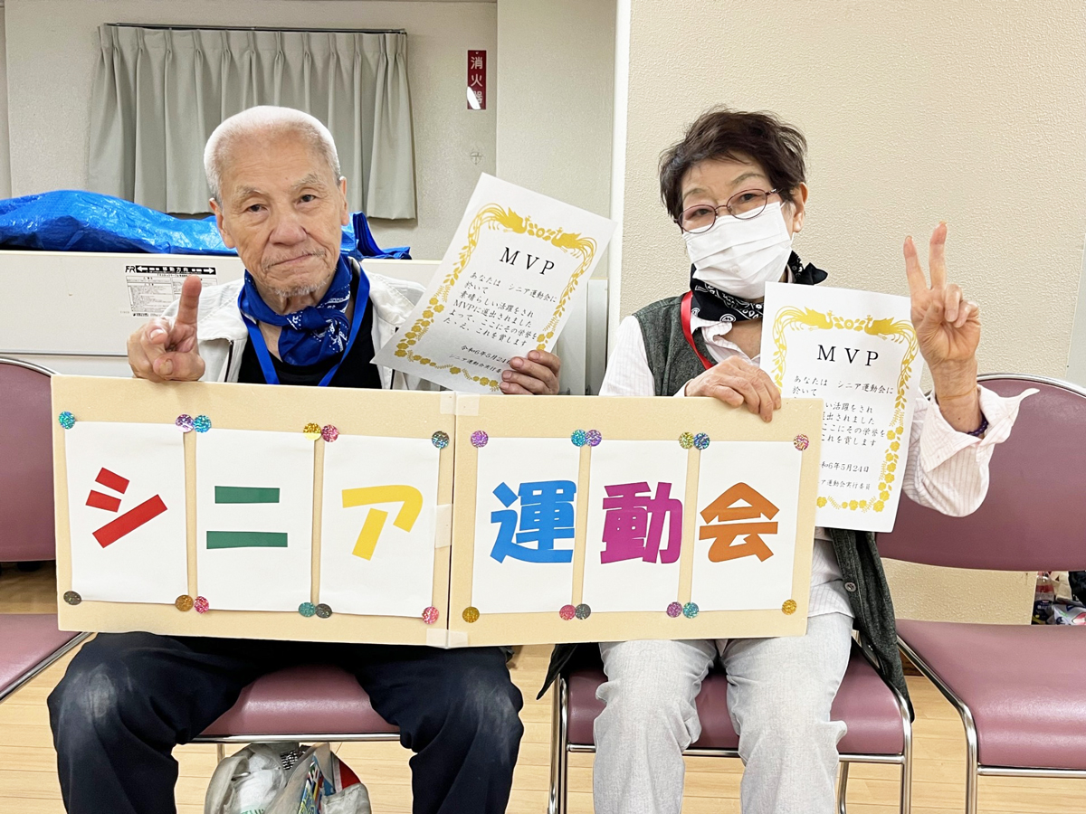 MVPとして表彰された選手2名の画像