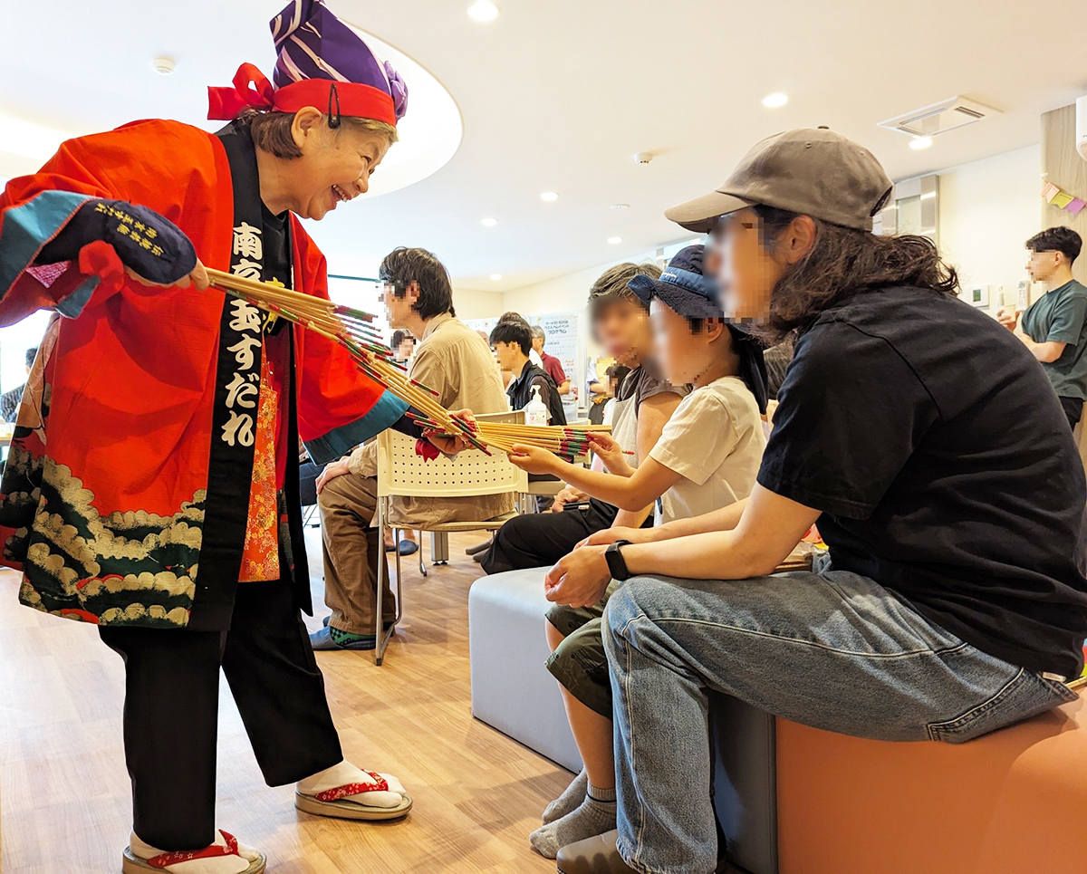「南京玉すだれ」を実際に触れている画像