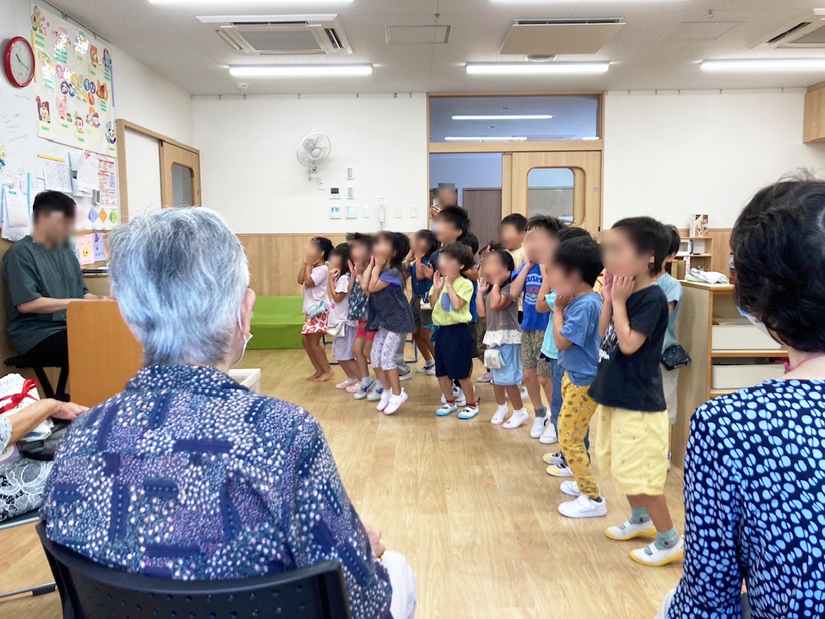 お礼に歌や踊りも披露