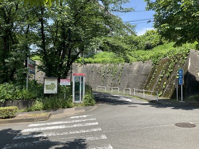都営多摩ニュータウン松が谷団地18番地【電気自動車対応】駐車場の画像
