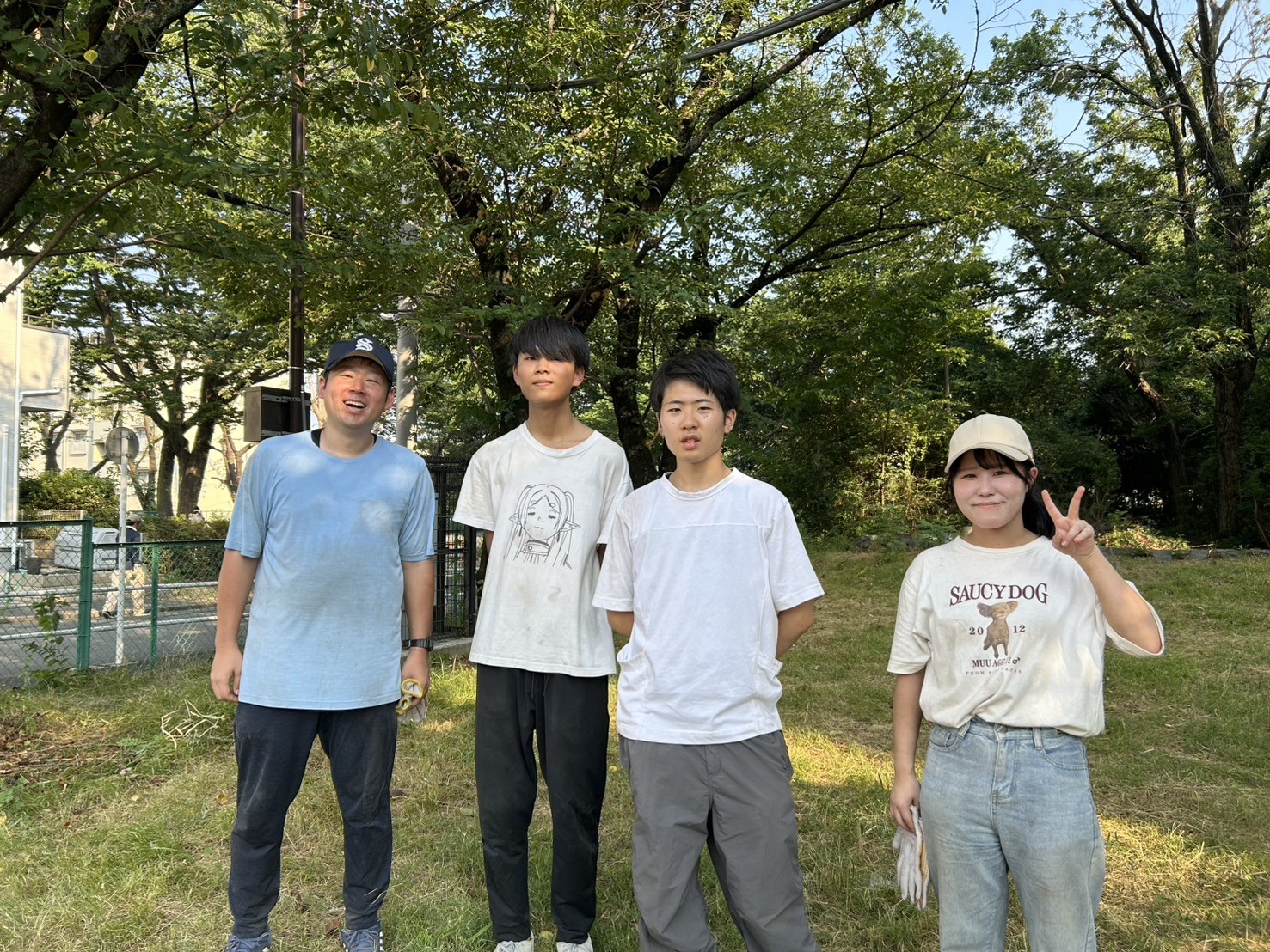 学生さんが集まって無事終了を記念してピースの写真