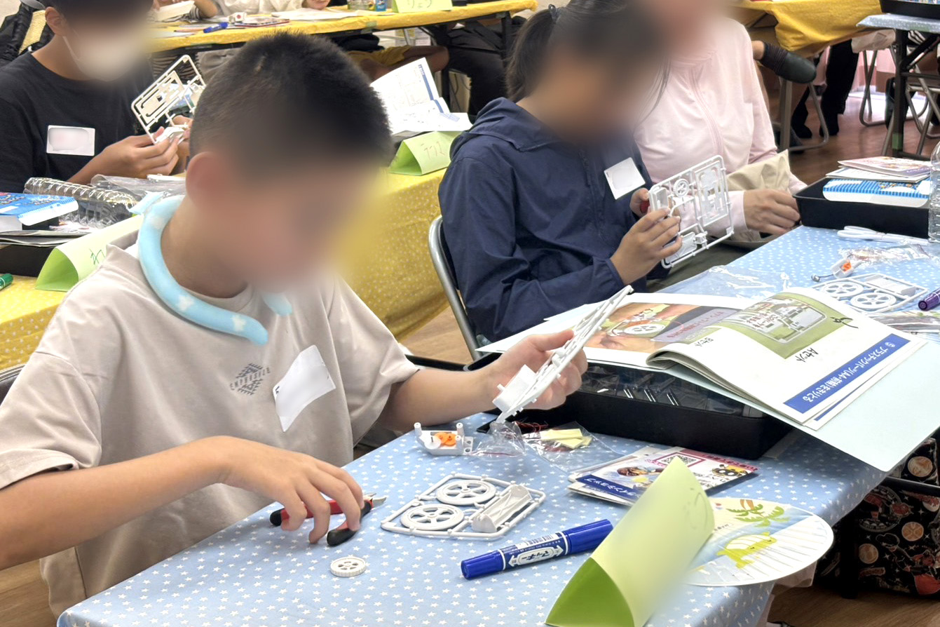 真剣な表情でソーラーカーを作成中の写真