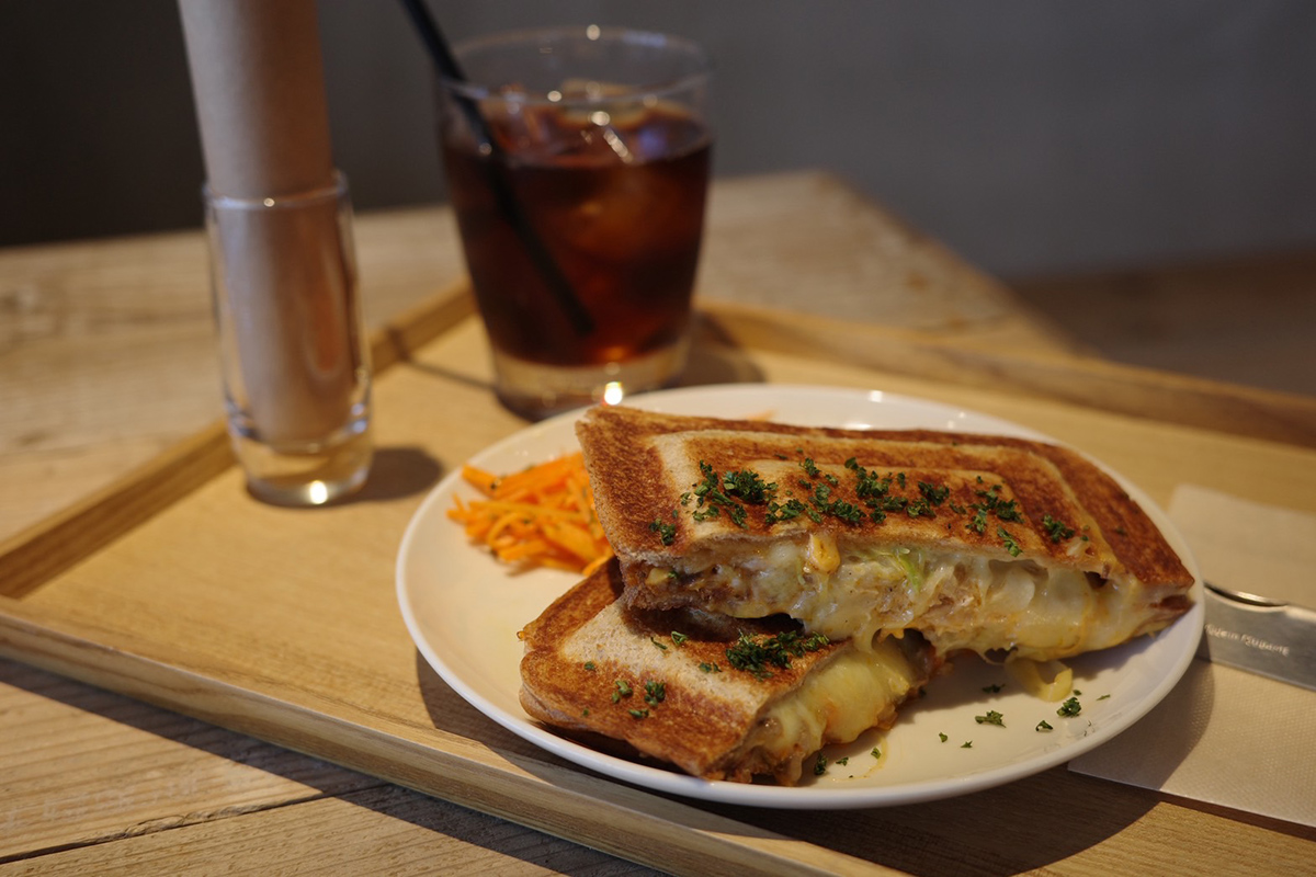 看板メニューのホットサンドの写真"