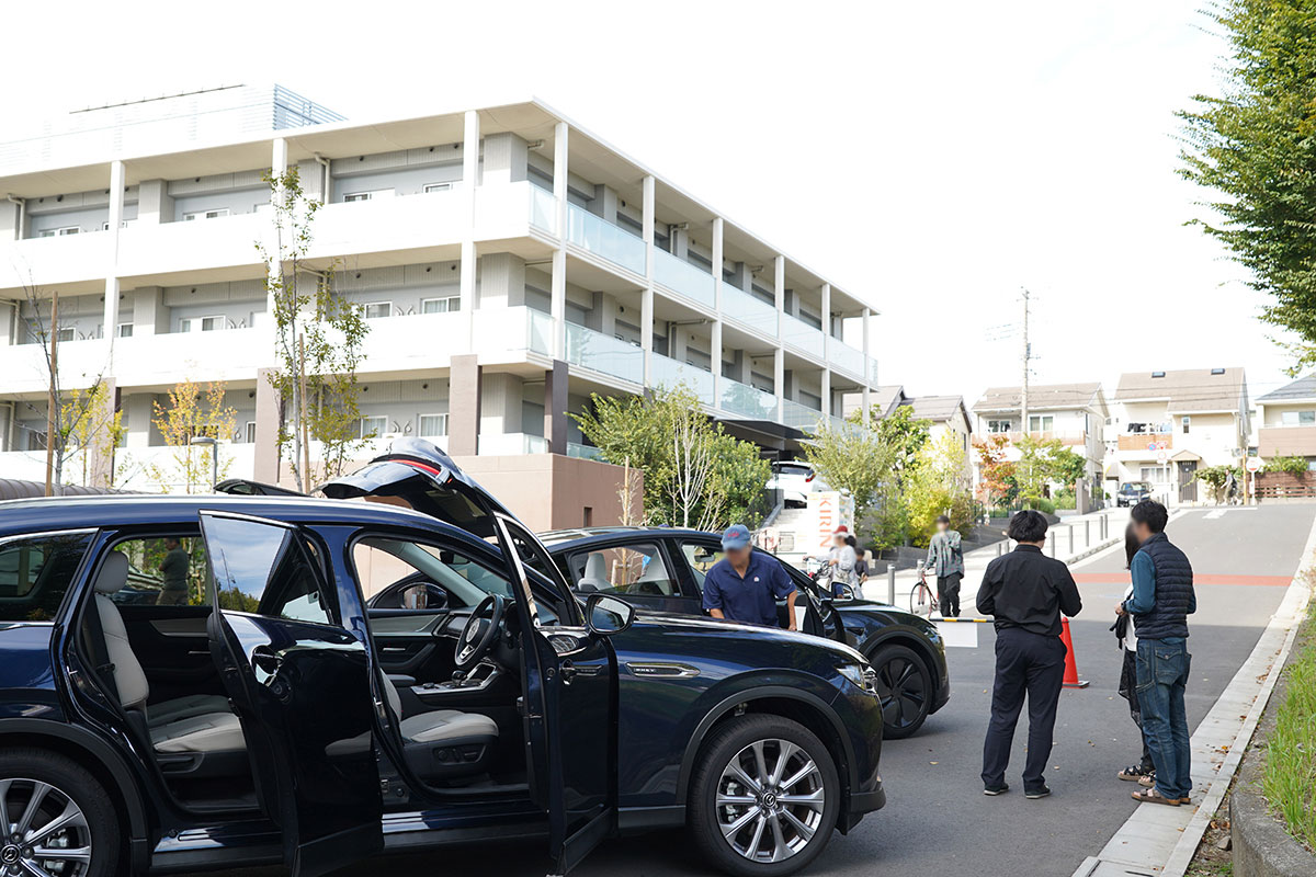 実際にEVに試乗する参加者の写真