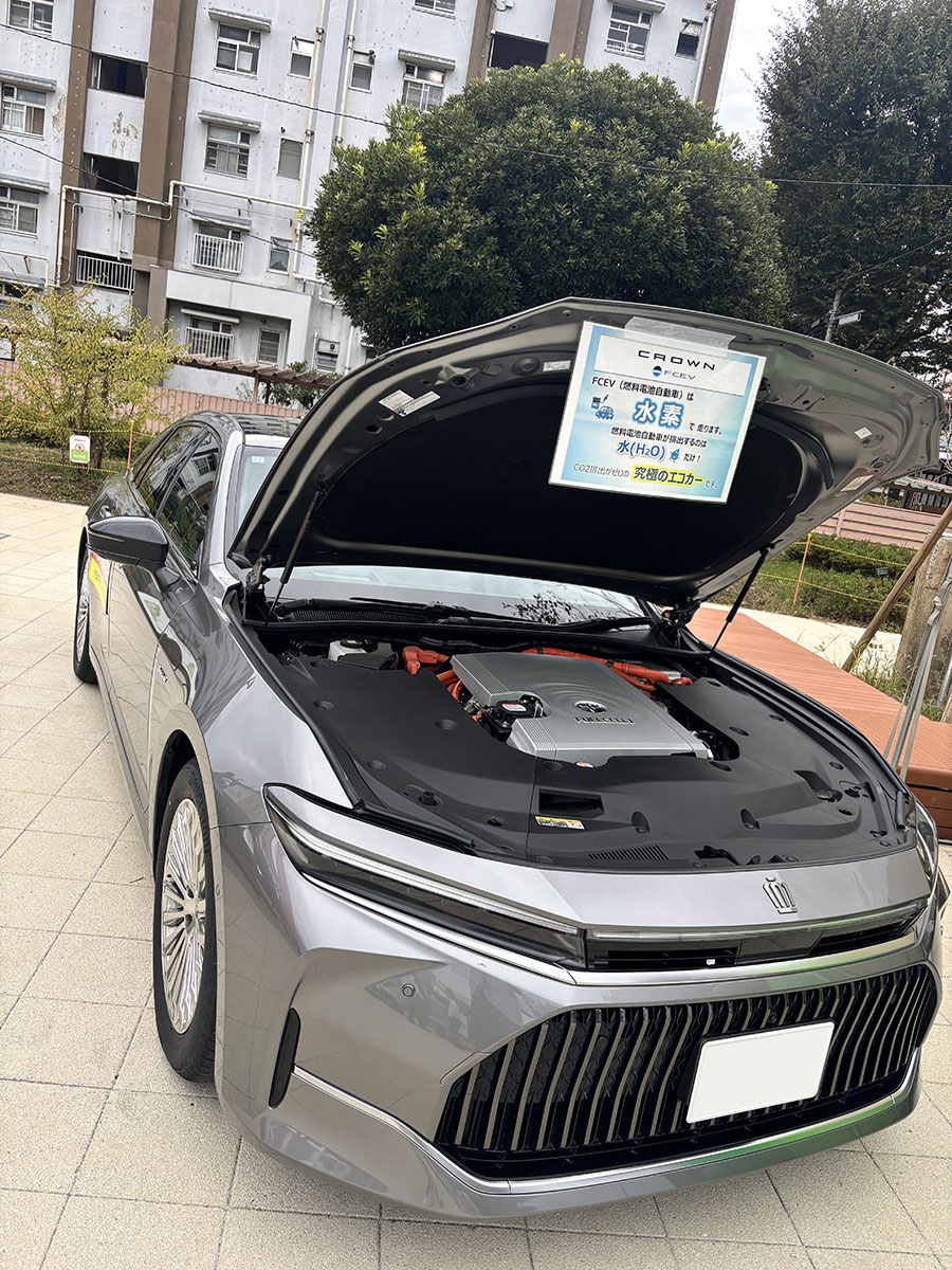 水素で走る燃料電池自動車の展示も！の写真