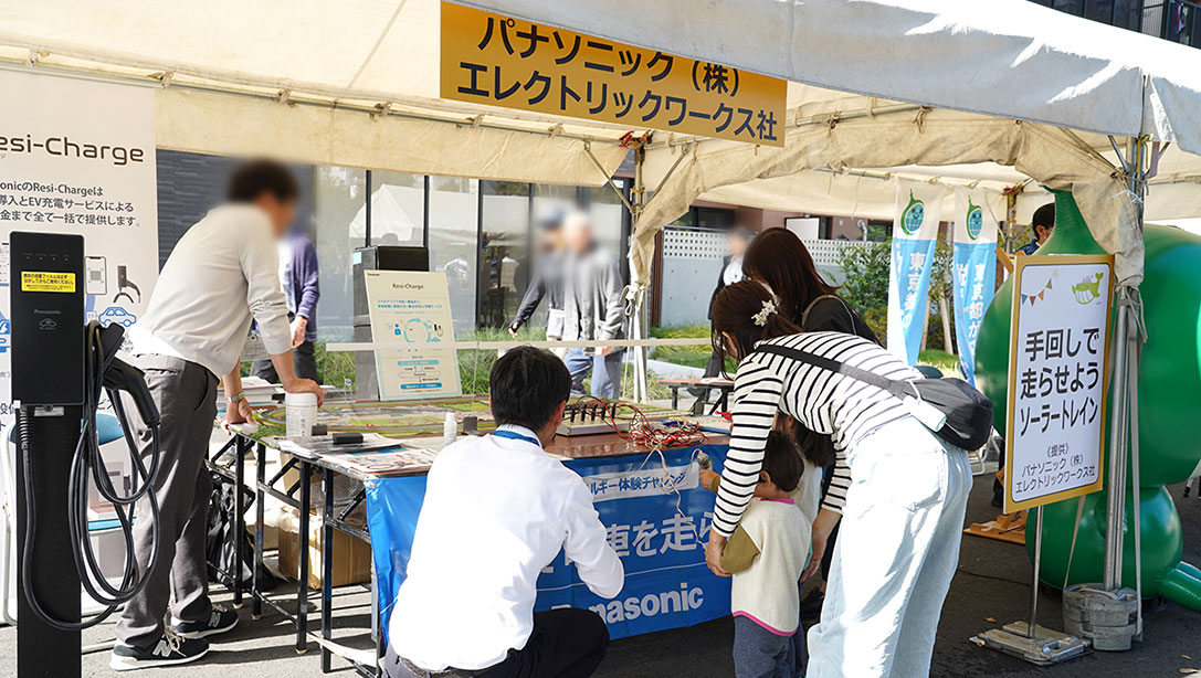 手回しで走らせようソーラートレインのブース写真