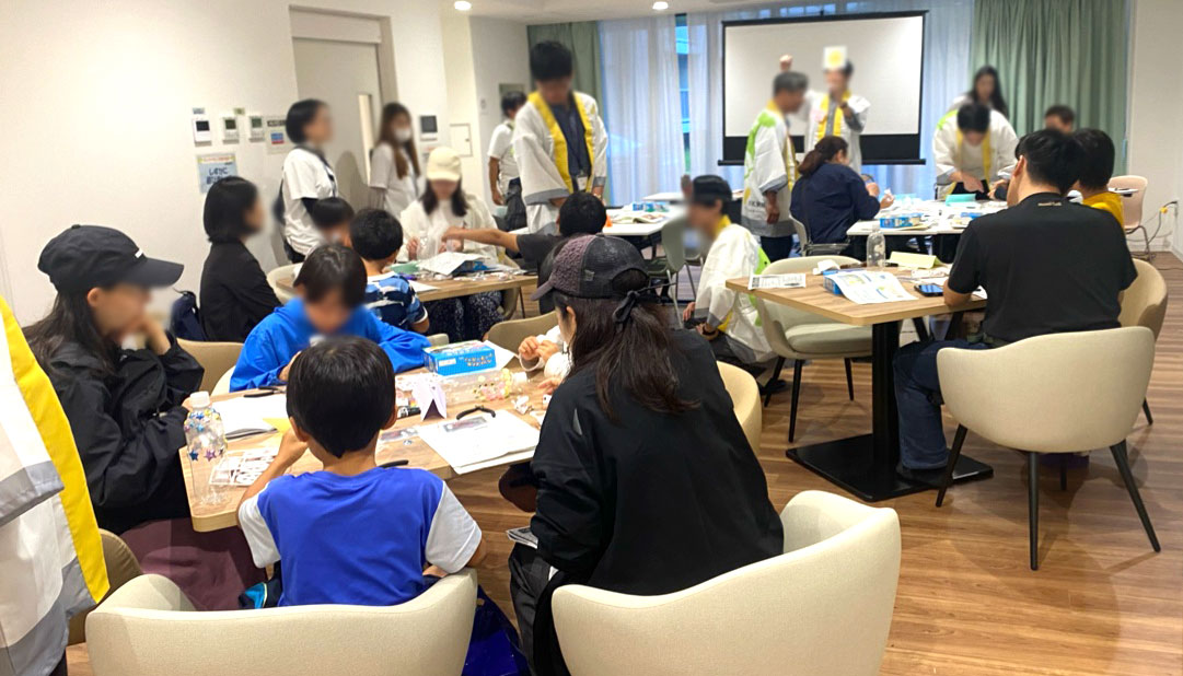 親子で作るミニソーラーカーの写真