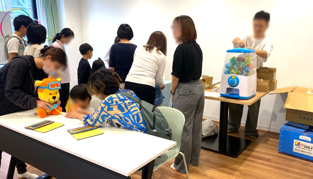 防犯教室・ぬり絵缶バッジ制作の写真