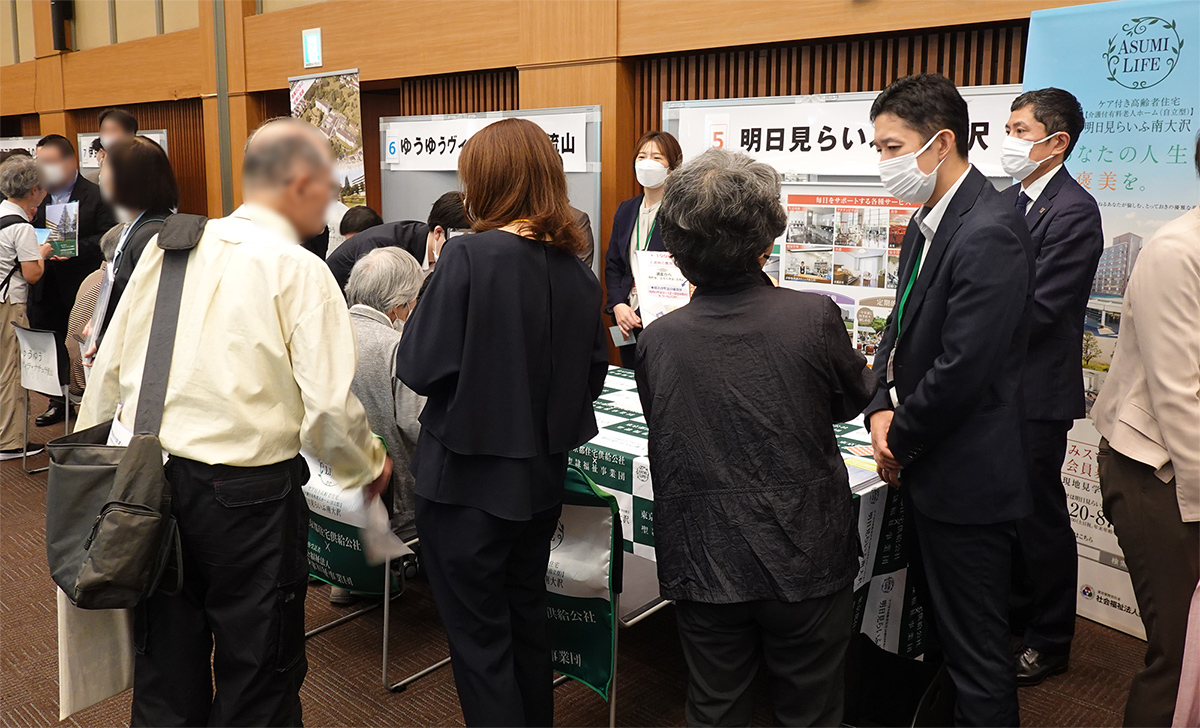 個別に相談する参加者の写真