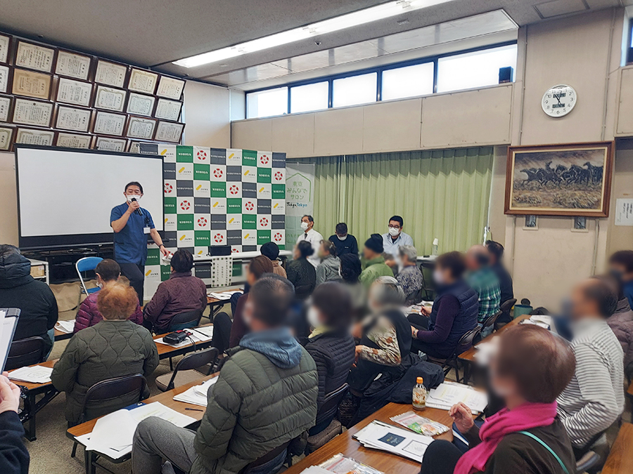 理学療法士による運動の実演の様子