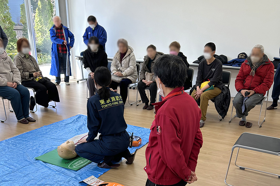 AEDの使用方法について説明を受けている様子