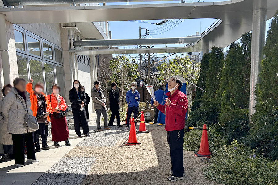 災害時に使用する設備の使い方について説明する写真