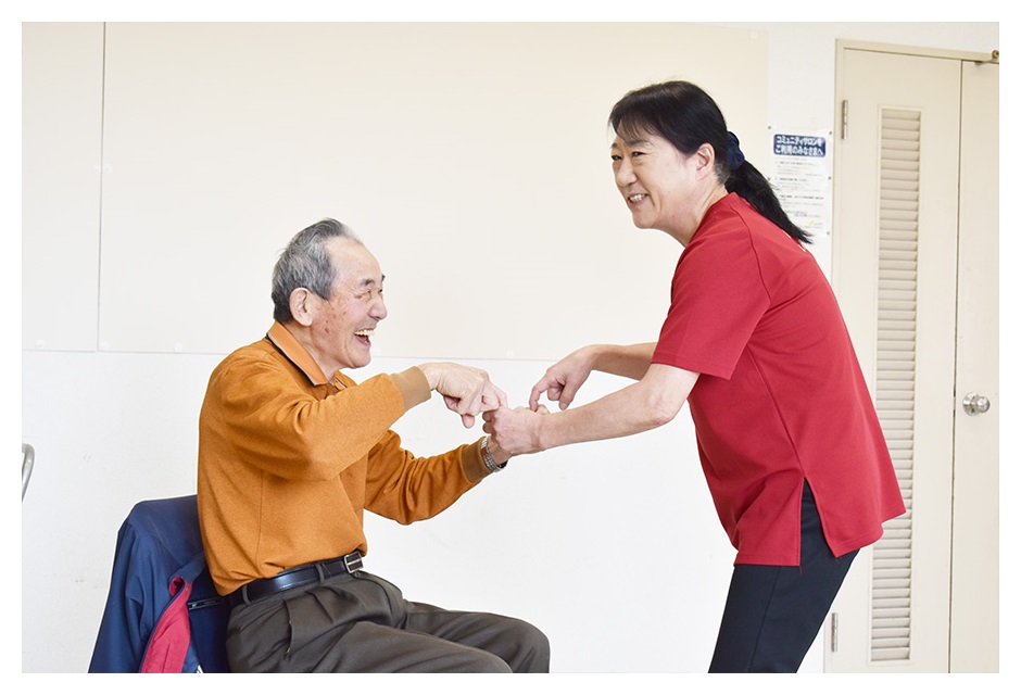 椅子に座ってできる体操の写真