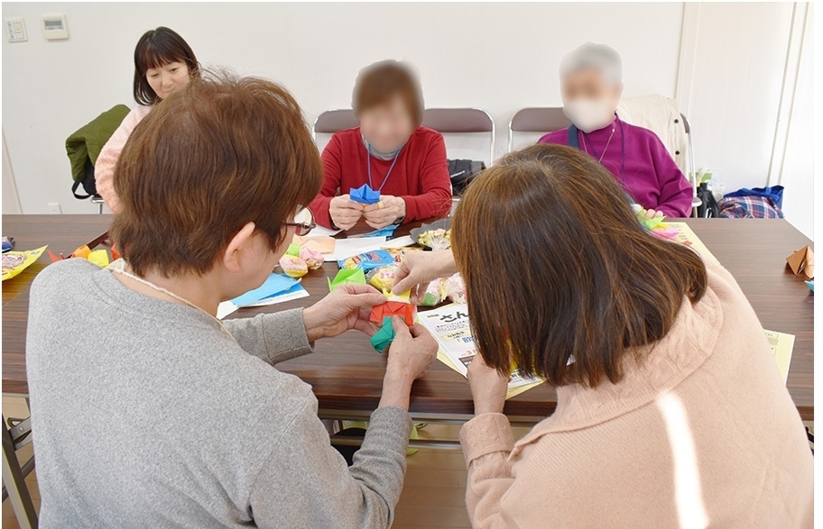 折り紙をする画像3