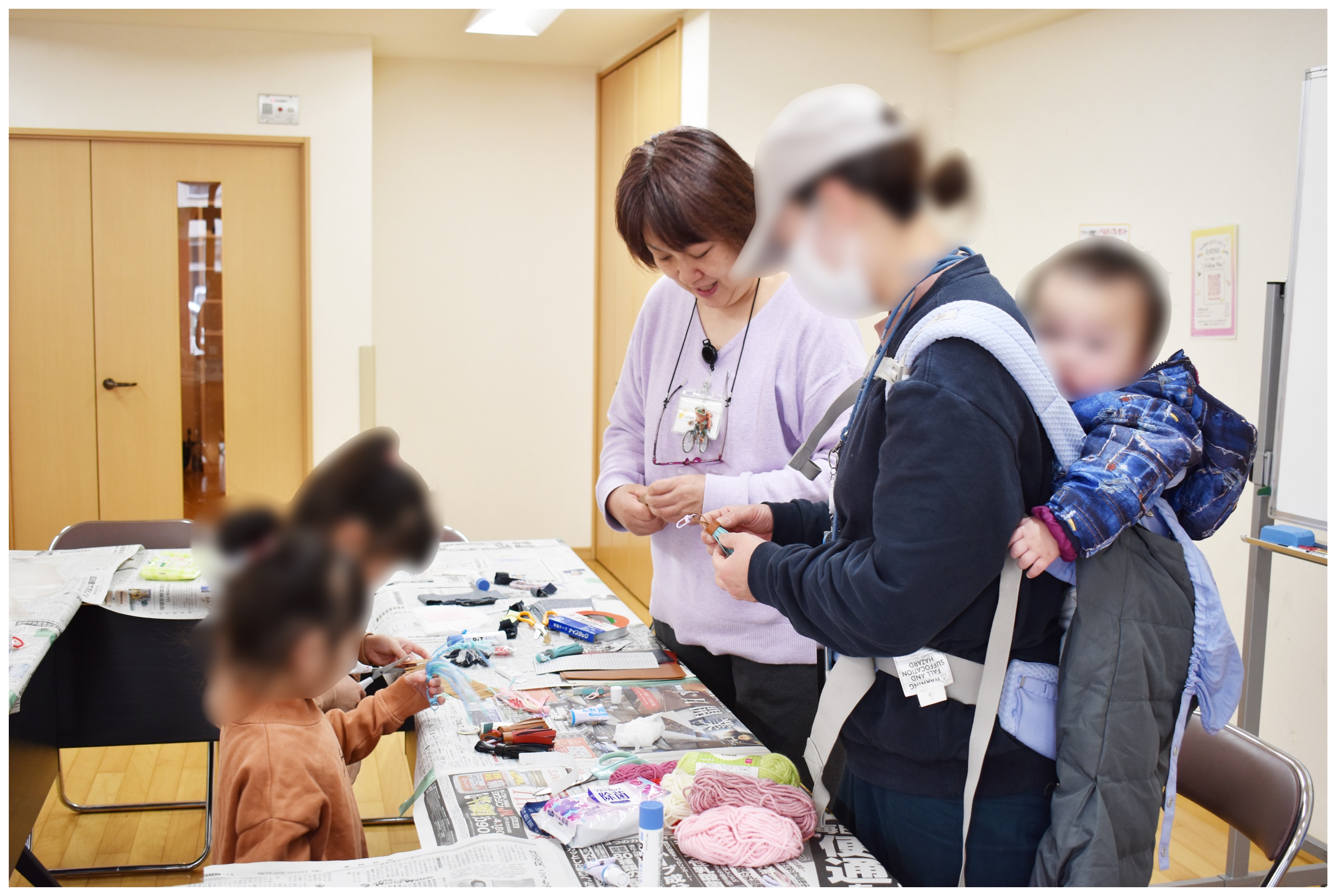 工作コーナーの様子(大人と子ども)