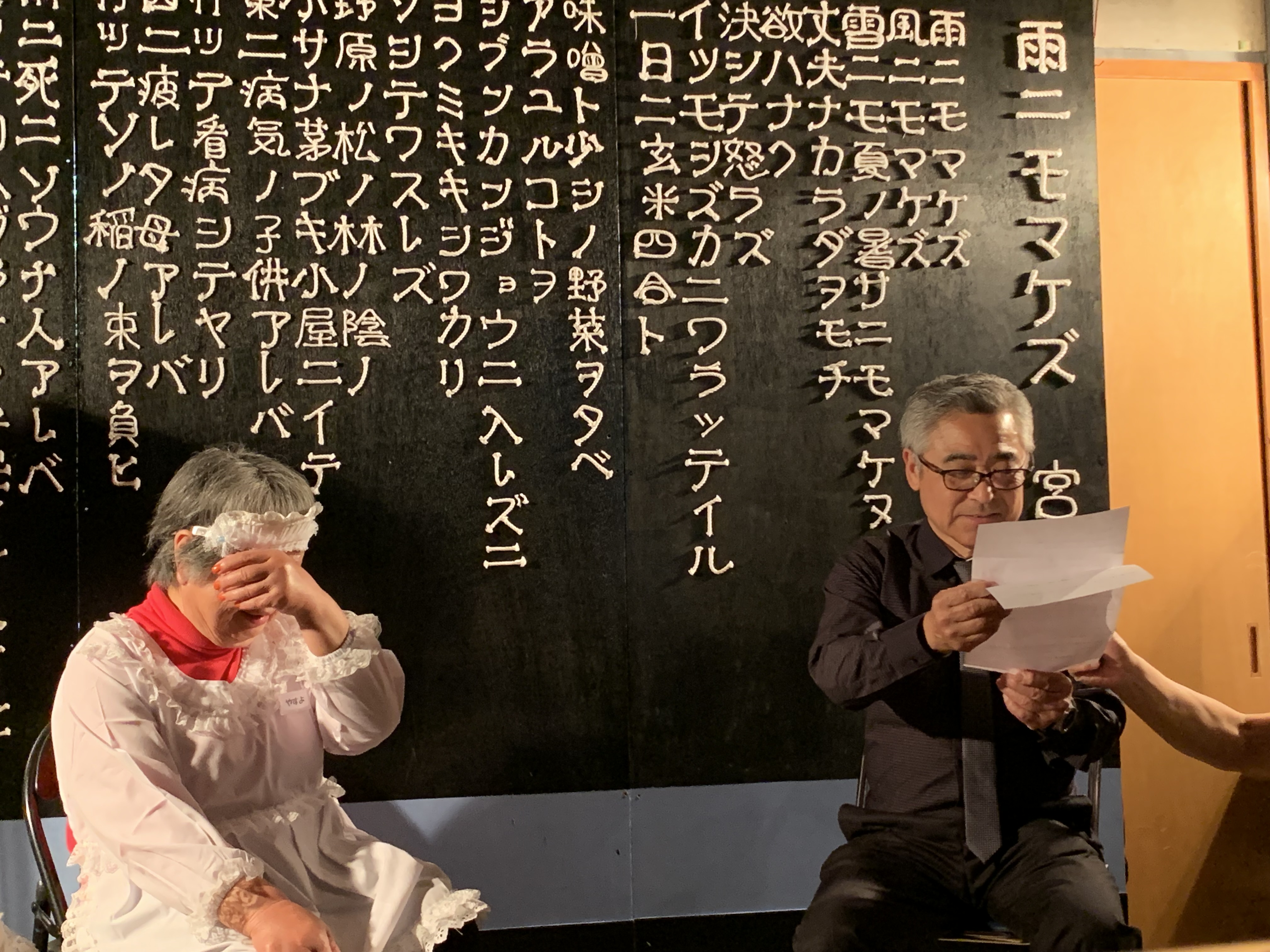 天国からの手紙を読み上げる様子