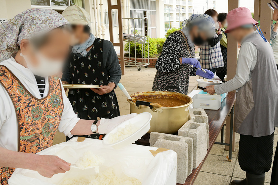 昼食会場の様子の写真①
