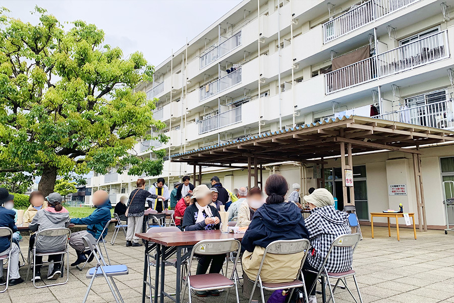 昼食会場の様子の写真②