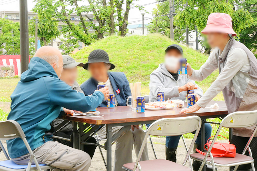 昼食会場の様子の写真③