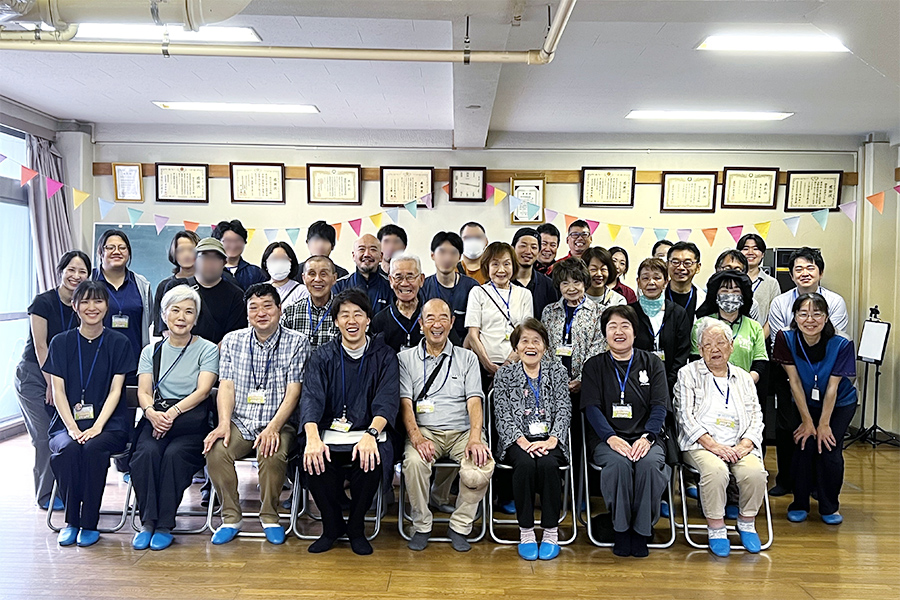 地域関係者の皆さまと記念写真