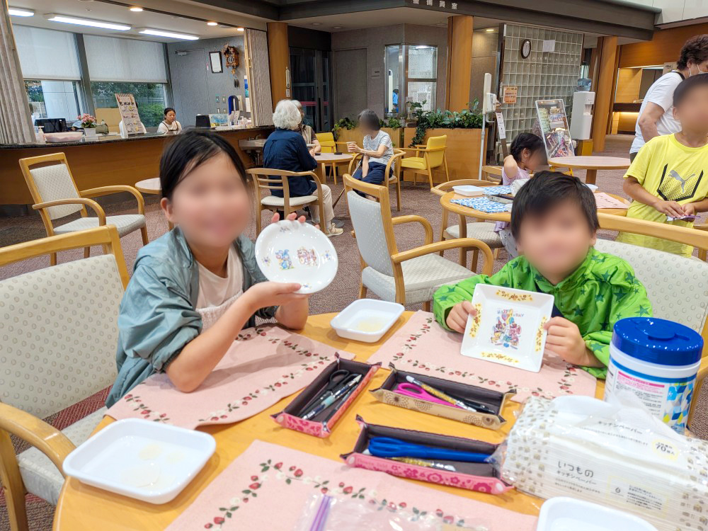 子どもから大人まで楽しめるワークショップの写真