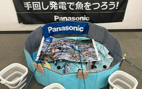 手回し発電で魚釣り(写真)
